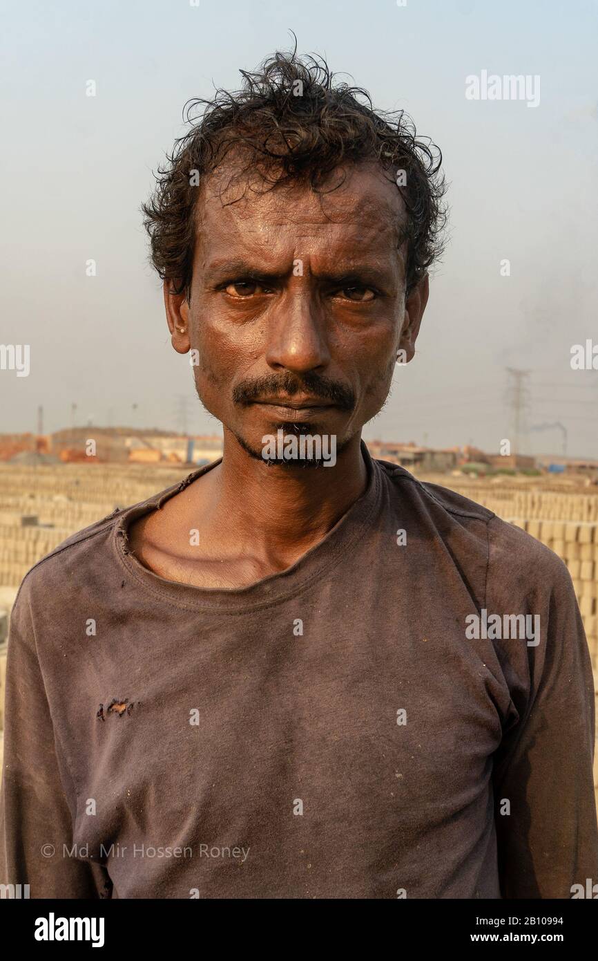 Brickfield Worker arbeiten auf ungesunde Weise in einem Brickfield in der Nähe von Dhak, Arbeiter arbeiten etwa 5-6 Monate in der Trockenzeit. Stockfoto