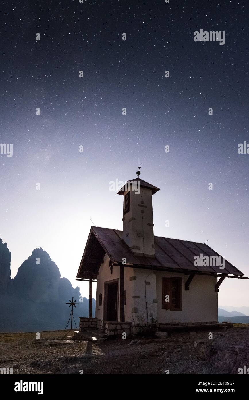 Drei Zinnen mit Kapelle in der Nacht, Naturpark Drei Gipfel, Dolmen, Südtirol, Italien Stockfoto