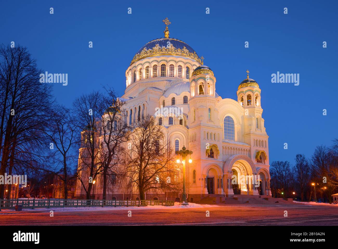 Marinekathedrale St. Nicholas im März in der Dämmerung. Kronstadt, Russland Stockfoto