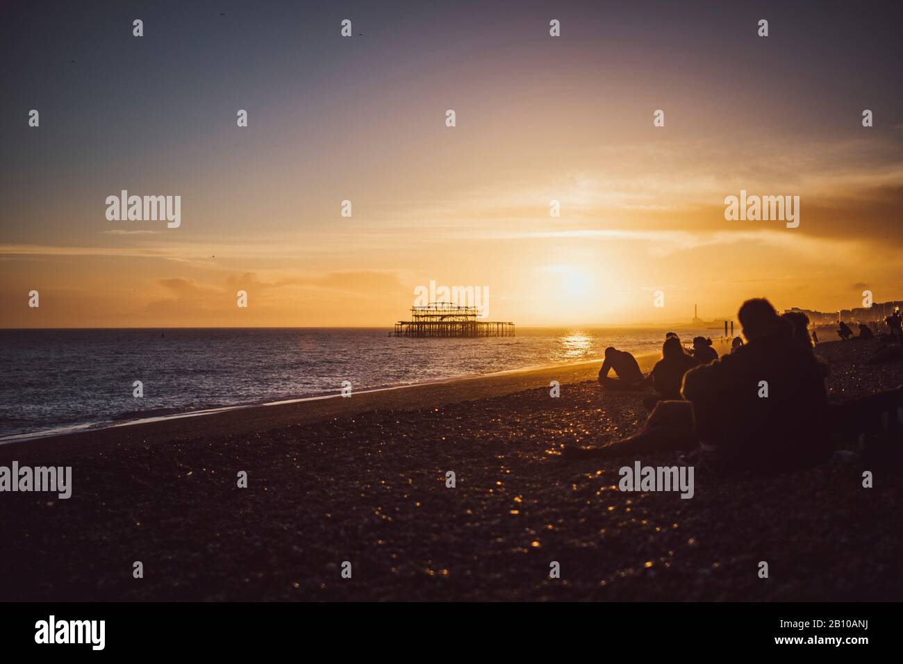 West Pier am Meer, Brighton, England, niedergebrannt Stockfoto