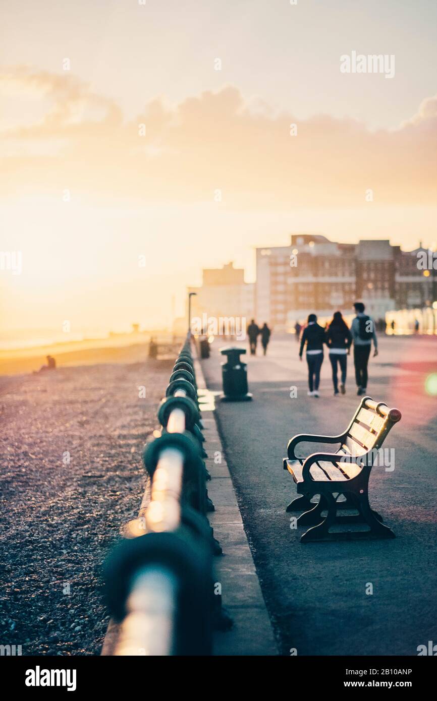 Strandpromenade in der Abendsonne, Brighton, England Stockfoto