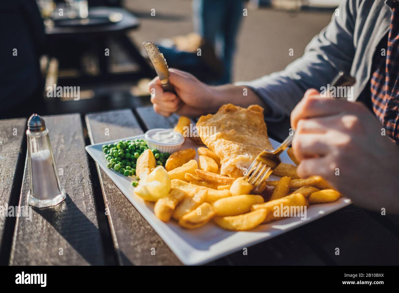 Fisch und Pommes, typisch britisches Mittagessen, Strandrestaurant, Brighton, England Stockfoto