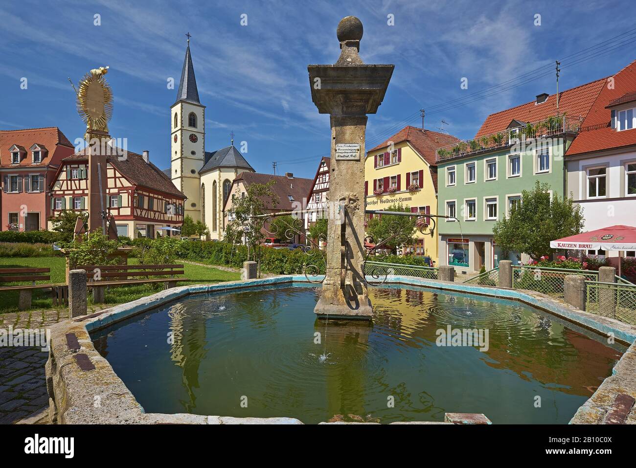 Pfarrkirche Mariä Himmelfahrt und Brunnen am Markt in Aub, Unterfranken, Bayern, Deutschland Stockfoto