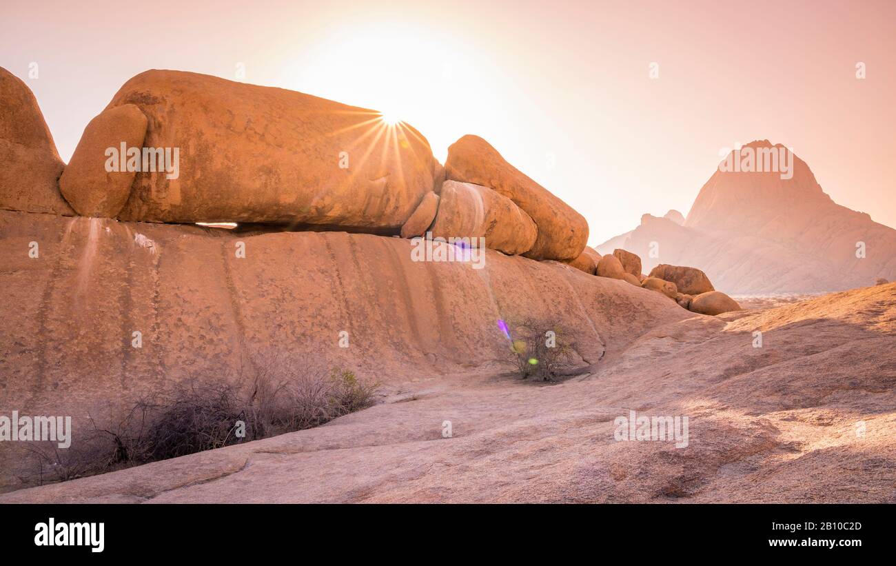 Der Spitzkoppe Berg bei Sonnenuntergang in Namibia. Stockfoto