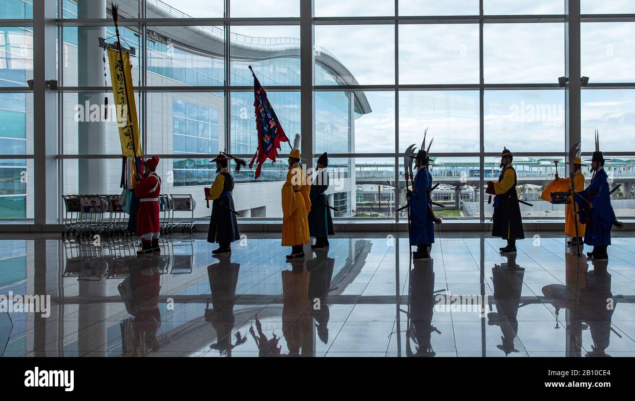 Incheon Südkorea - 14. September 2019: Menschen im traditionellen koreanischen Kleid bereiten sich auf die Parade durch das Flughafenterminal vor, das Banner hält Stockfoto