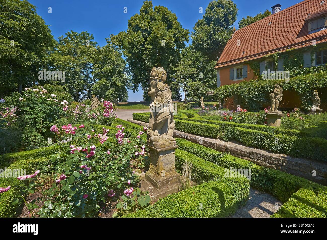 Rosengarten mit vier Elementen und Jahreszeiten im Schlossgarten in Rothenburg ob der Tauber, Mittelfranken, Bayern, Deutschland Stockfoto