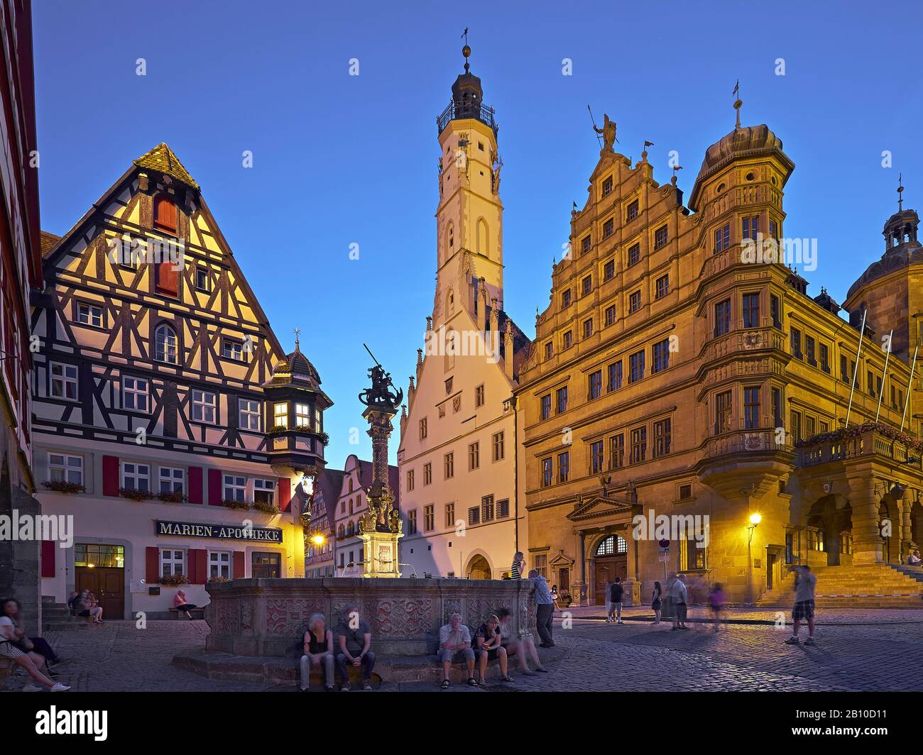Herterichsbrunnen und Rathaus in Rothenburg ob der Tauber, Mittelfranken, Bayern, Deutschland Stockfoto