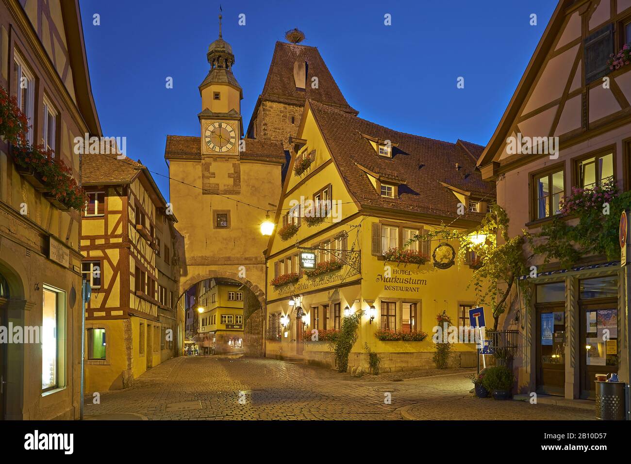 Rödergasse mit Markusturm und Röderbogen, Rothenburg ob der Tauber, Mittelfranken, Bayern, Deutschland Stockfoto