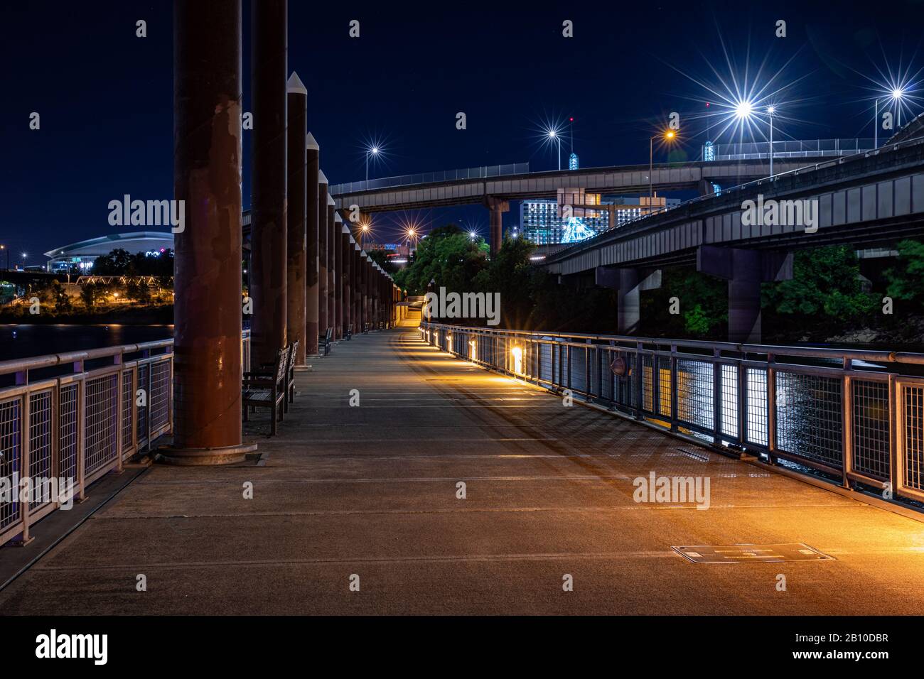 Portland, Oregon USA - 09. Juni 2019: Blick auf die Esplanade am Ostufer bei Nacht, Foto mit langer Belichtungszeit. Stockfoto