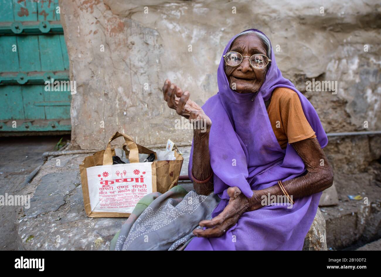 Alte Frau auf den Straßen von Jodhpur, Indien Stockfoto