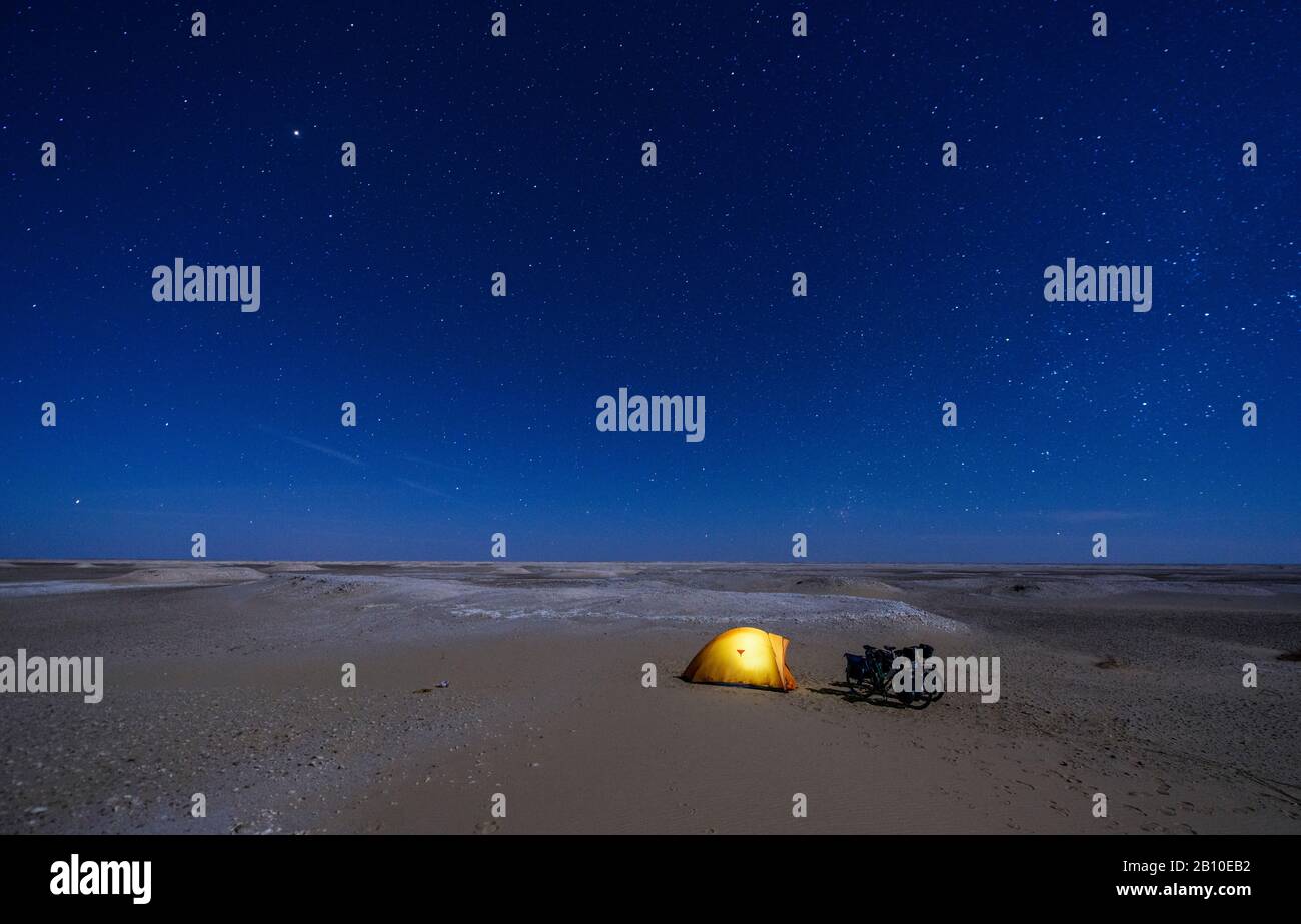 Camping unter den Sternen in der Sahara, Ägypten Stockfoto