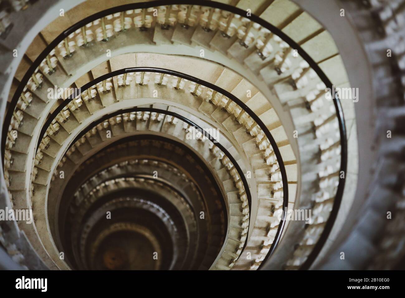 Flache Schärfentiefe (selektiver Fokus) mit einer sehr tiefen Wendeltreppe Stockfoto