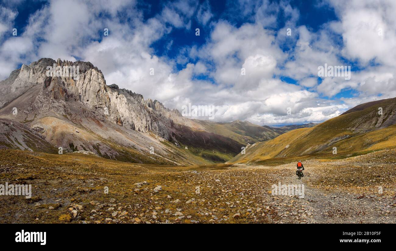Radtouren auf einem weit entfernten Bergpass auf dem tibetischen Plateau, Provinz Sichuan, China Stockfoto
