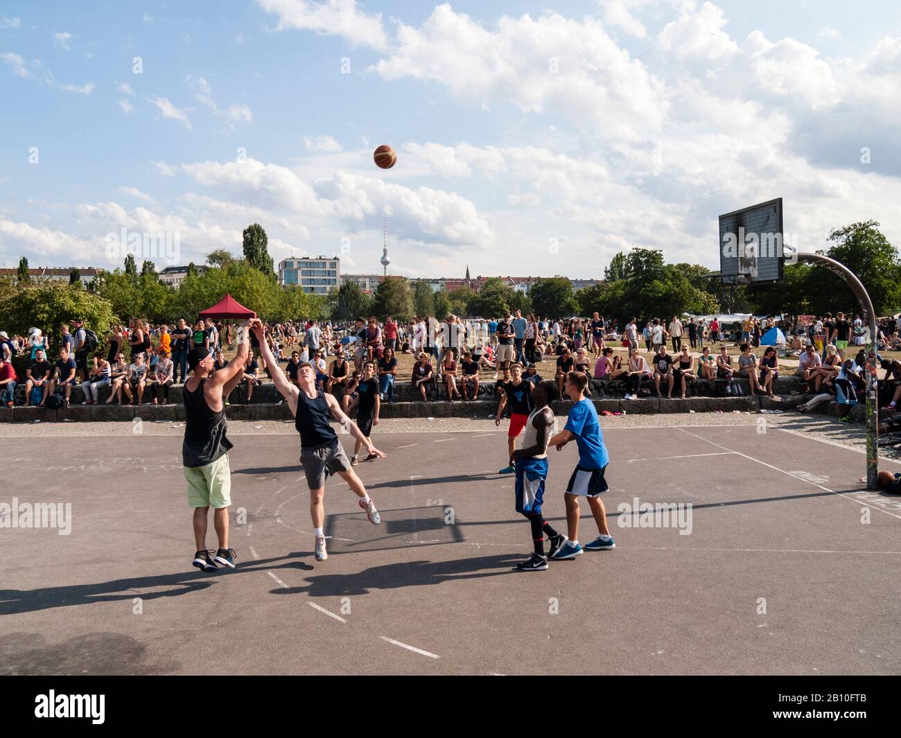 Basketball, Freizeitsportler in Mauerpark, Mitte, Berlin, Deutschland, Europa Stockfoto