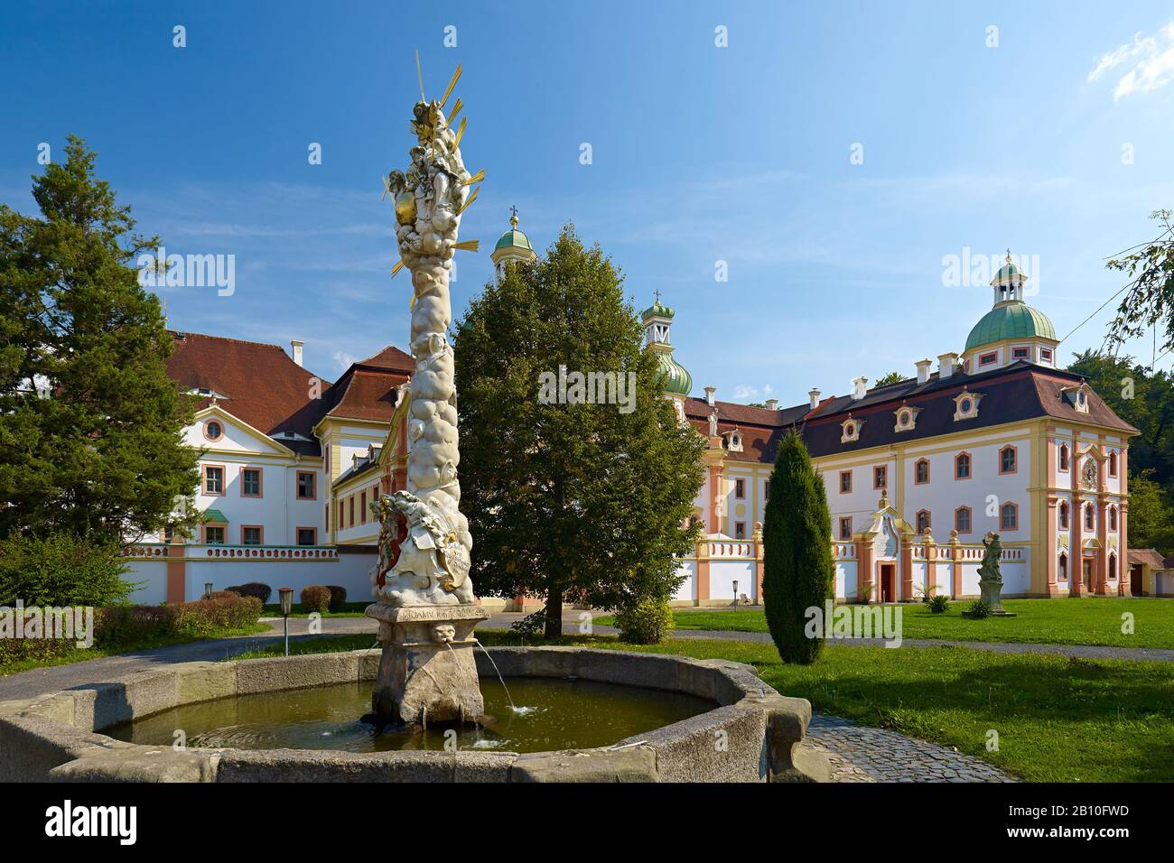 Stift St. Marienthal bei Ostritz mit Dreifaltigkeitsbrunnen, Lausitz, Sachsen, Deutschland Stockfoto