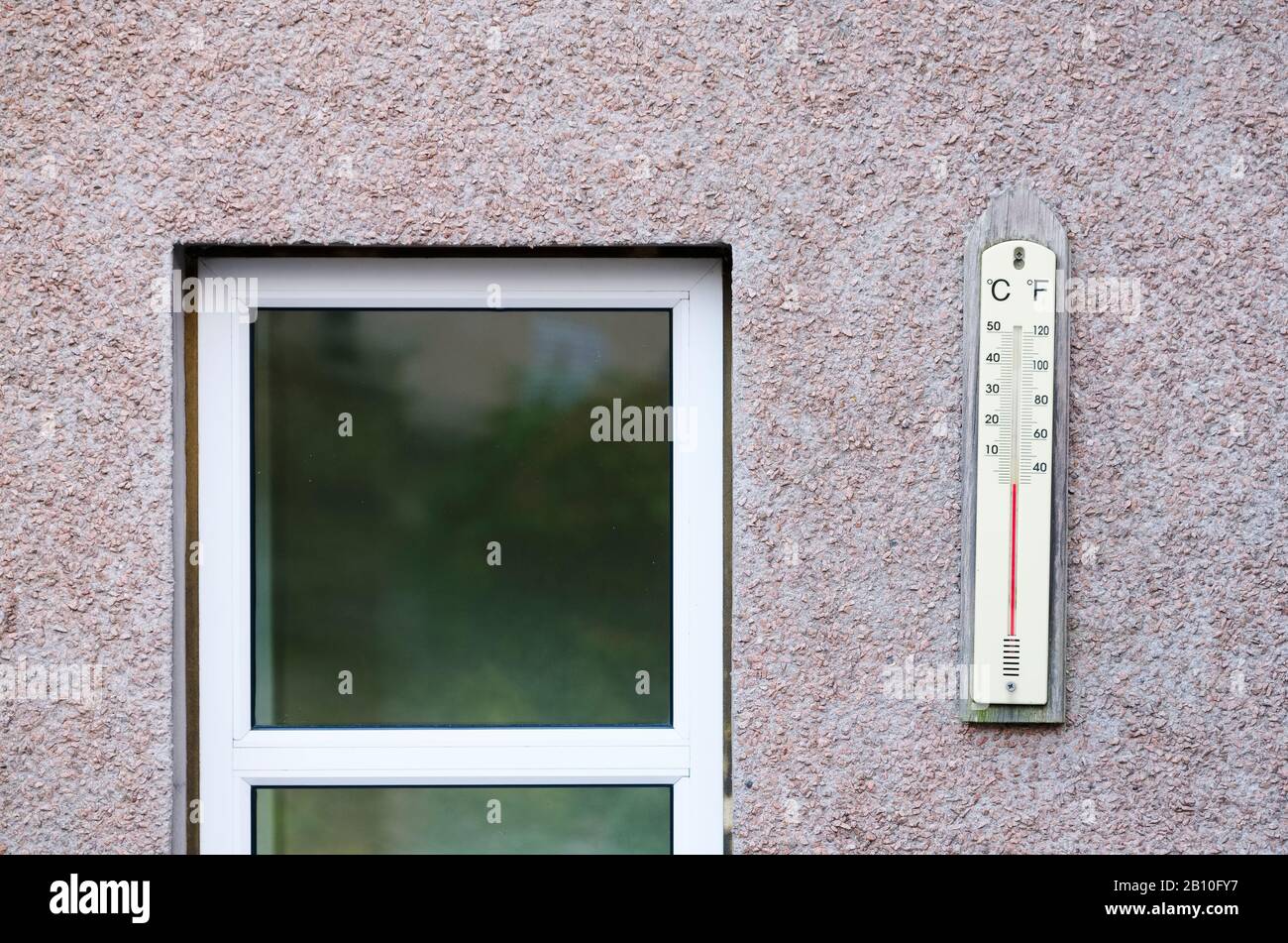 Temperaturthermometer im Freien an der Hauswand für den Haushalt Stockfoto