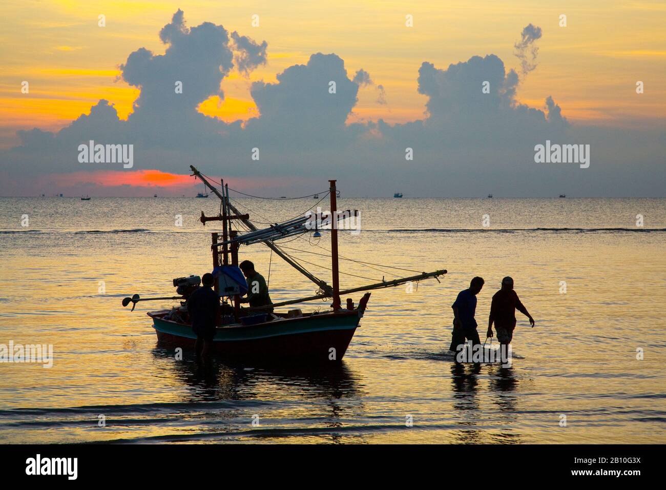 Traditionelles asiatisches Fischerboot mit offenem Holzkäfig und thailändischem Fischfang. Küstenlinien der Marine, Artisan-Fischer, die kleine offene, unbedeckte, traditionelle Fischerboote zum Nachtfischen mit Leuchtstoffröhren am Ufer des Hua hin, Thailand, Asien, verwenden. Stockfoto