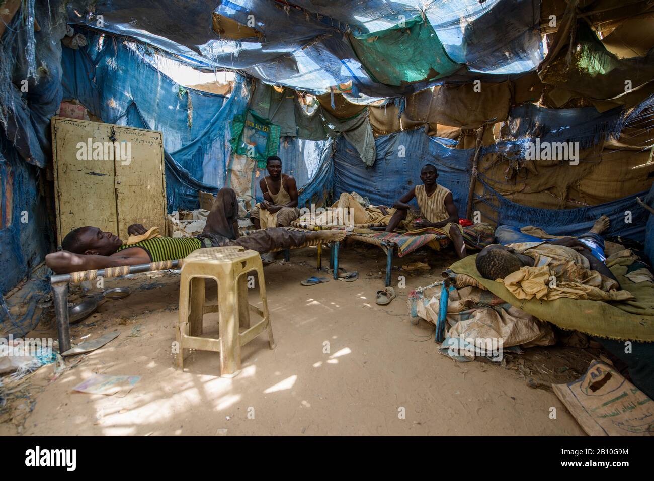 Goldgräber im Schlafsaal im Delgo-Goldmarkt der Sahara, Sudan Stockfoto