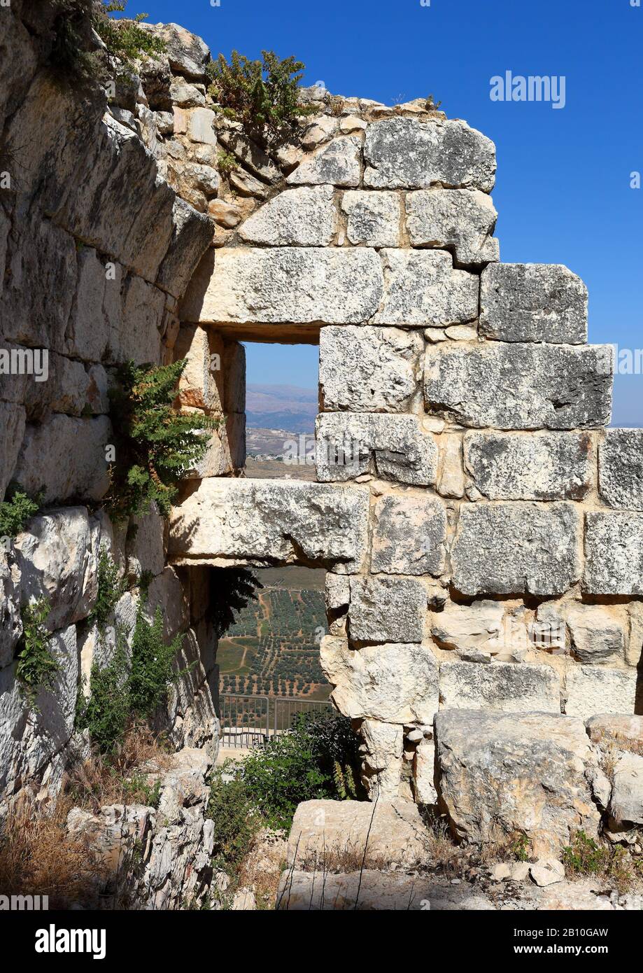 Libanon: Blick von den Überresten des Kreuzfahrerforts Beaufort auf das Flusstal von Litani und den Berg Hermon. Stockfoto