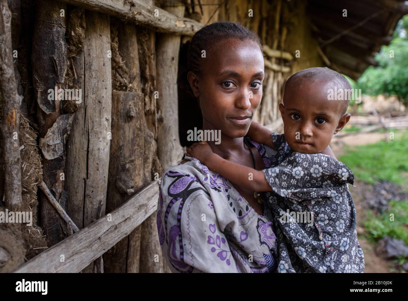Mutter und Tochter in einem Dorf im Norden Äthiopiens Stockfoto