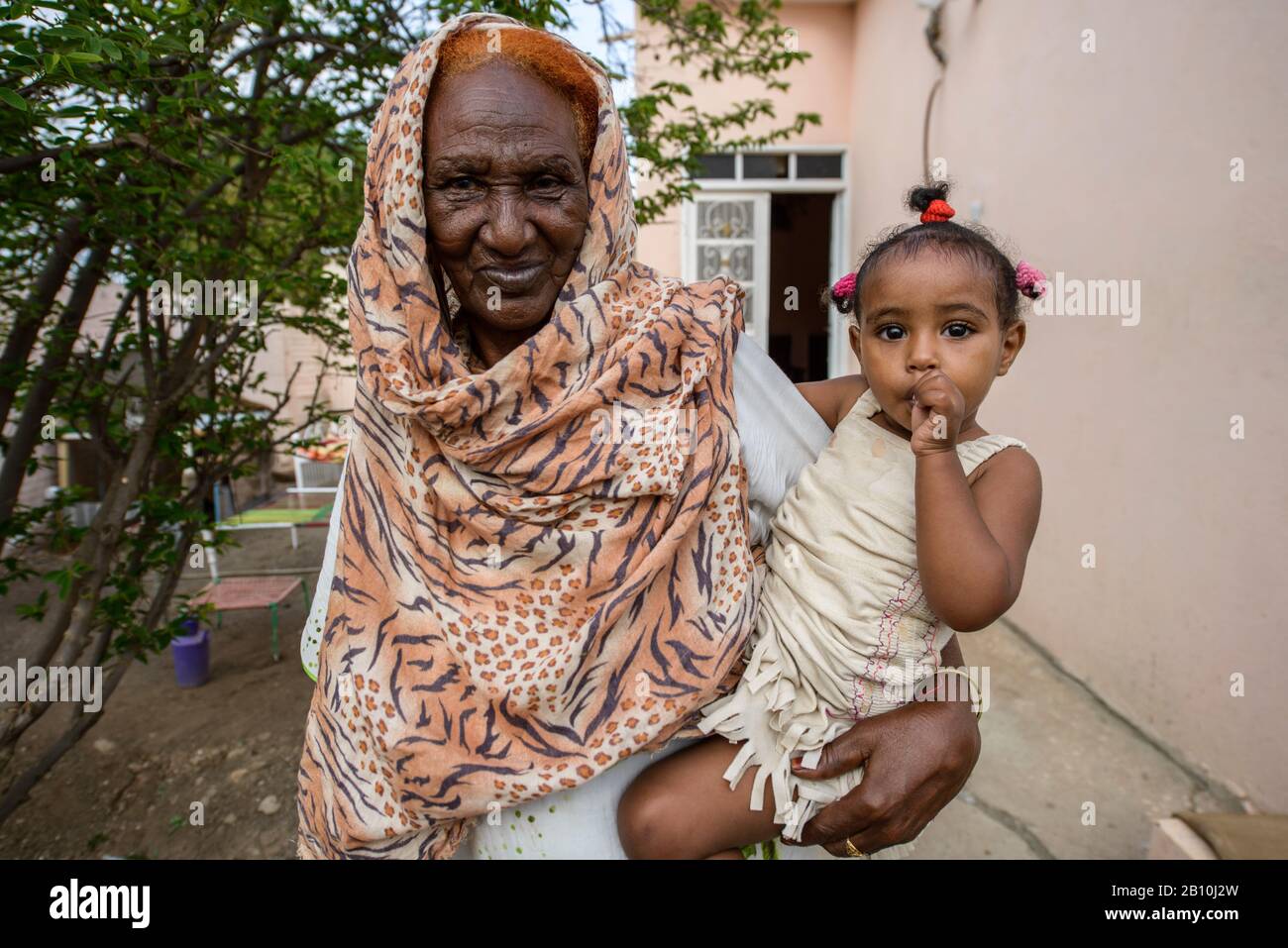 Großmutter und Enkelin zu Hause in al-Qadarif, Sudan Stockfoto