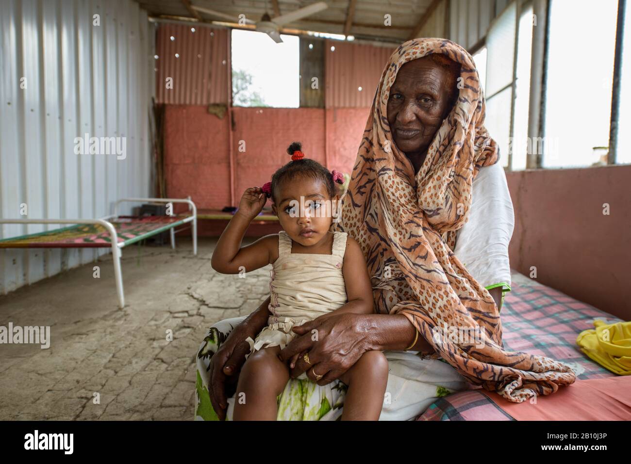 Großmutter und Enkelin zu Hause in al-Qadarif, Sudan Stockfoto