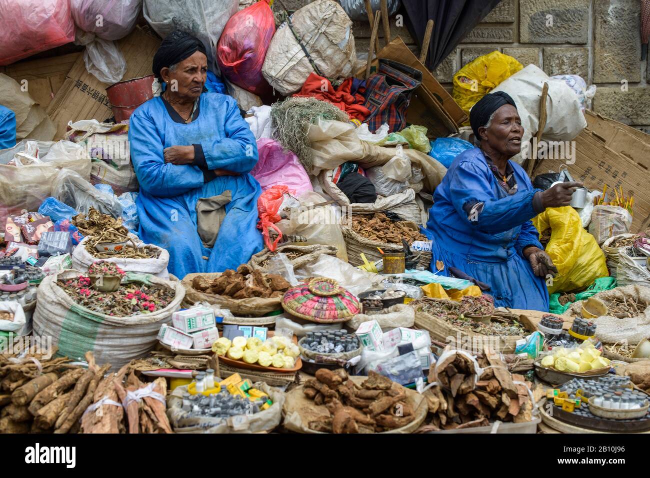 Frauen verkaufen Kräuter und Gewürze auf den Straßen des Riesen Mercato von Addis Abeba, Äthiopien Stockfoto