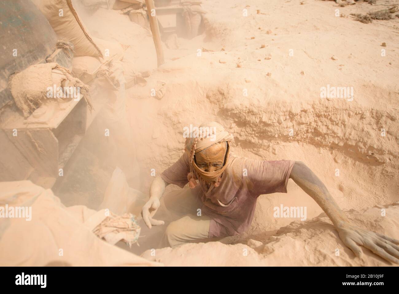Goldprospektoren auf dem Delgo-Goldmarkt in der Sahara im Sudan Stockfoto
