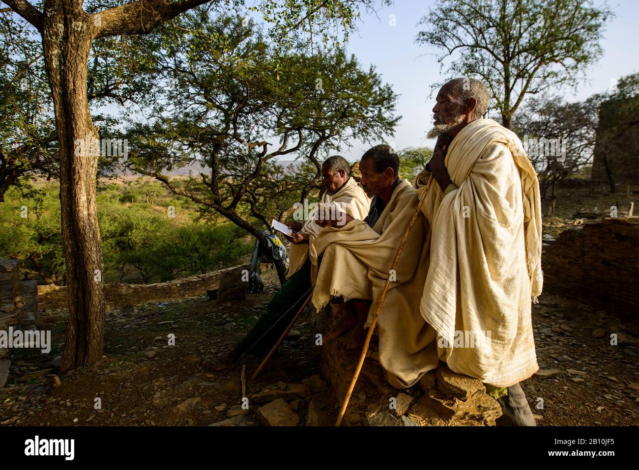 Anhänger der äthiopisch-orthodoxen Kirche beten und meditieren um die Kirche, Äthiopien Stockfoto