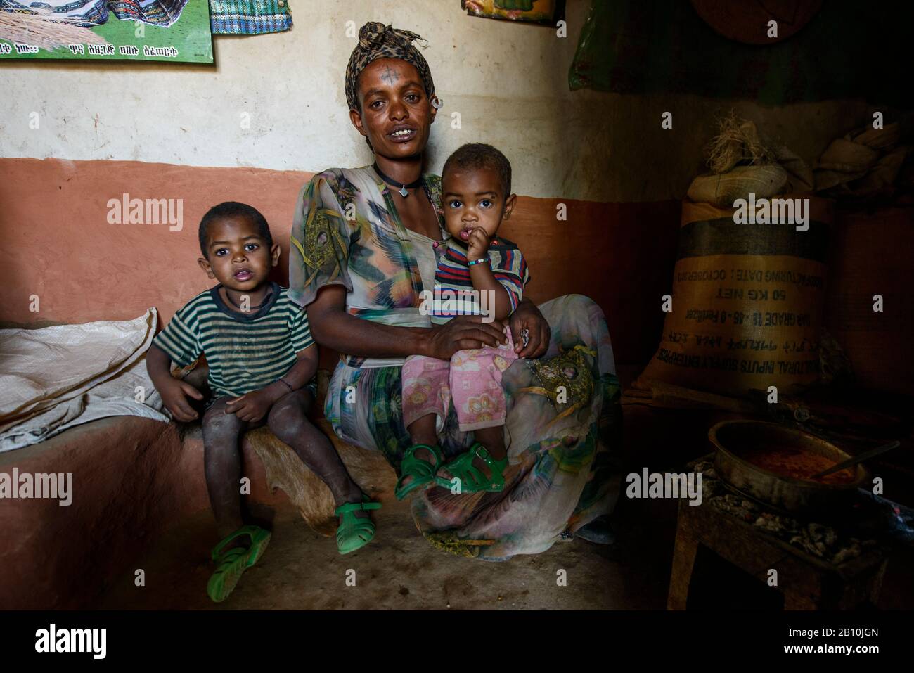 Mutter mit ihren Kindern in einem Haus in einem Dorf, Tigray, Äthiopien Stockfoto