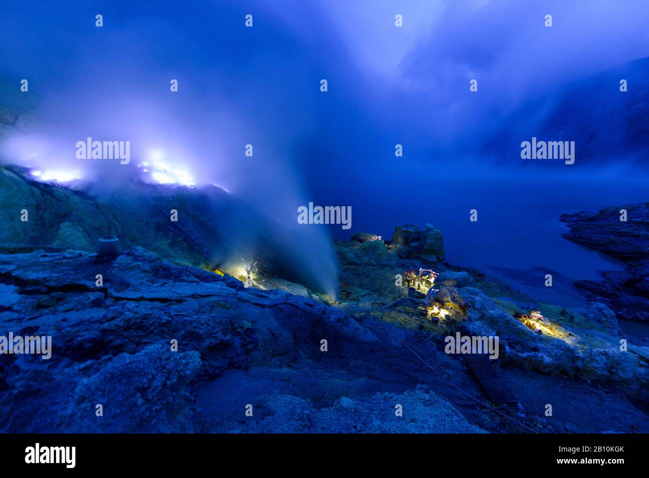 Blaues Feuer im Krater des Vulkans Ijen, Java, Indonesien Stockfoto