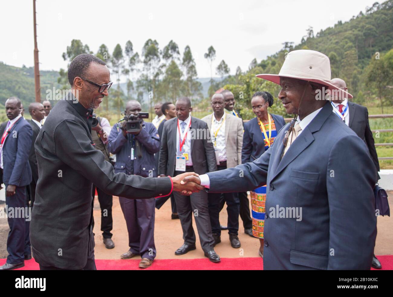 Kigali. Februar 2020. Der ruandische Präsident Paul Kagame (L) und der ugandische Präsident Yoweri Museveni schütteln während eines Treffens am Gatuna-Katuna-Grenzübergang zwischen Ruanda und Uganda am 21. Februar 2020 die Hände. Die beiden Länder unterzeichneten am Freitag einen Auslieferungsvertrag, um die Spannungen als gemeinsame Grenze zwischen den beiden Nachbarländern zu lockern, bleibt über ein Jahr geschlossen. Der am Ende der Sitzung erlassene Vertrag hat einen rechtlichen Rahmen, um angebliche subversive Aktivitäten von Staatsangehörigen im Gebiet der anderen Partei zu behandeln. Kredit: Xinhua/Alamy Live News Stockfoto