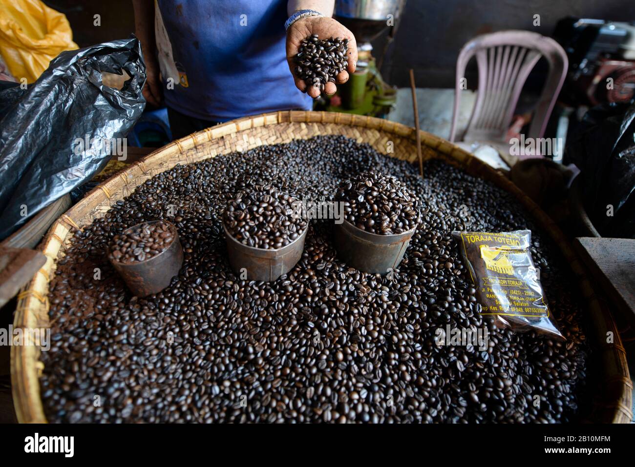 Kaffeeverkäufer, traditioneller Markt in Tana Toraja, Sulawesi, Indonesien Stockfoto