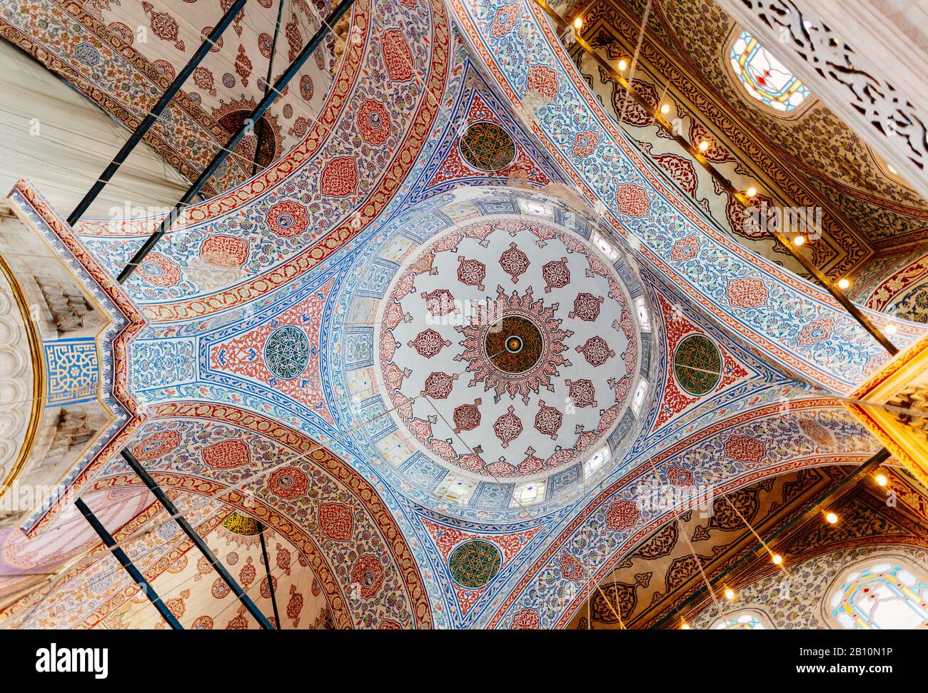 Blauer Moschee-Innenraum von unten, Istanbul, Türkei Stockfoto