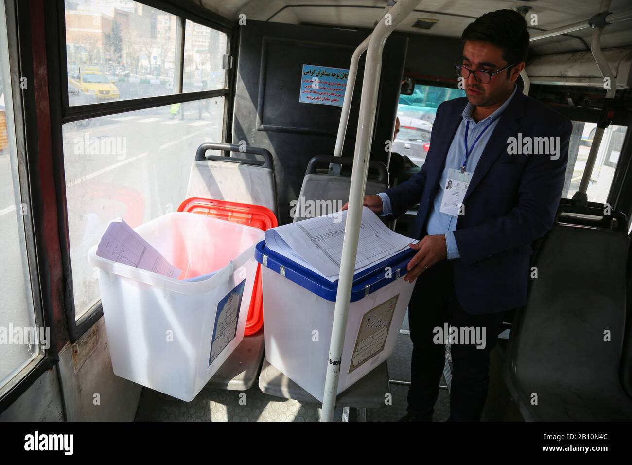 21. Februar 2020: Iraner stimmen während der Parlamentswahl in einem Wahllokal in der Innenstadt von Teheran, Iran, ab. Nach einem wirtschaftlichen Einbruch, mehreren Krisen und der Disqualifikation Tausender von Kandidaten wird erwartet, dass die Konservativen die Parlamentswahlen dominieren. Die Wähler bildeten lange Linien in Wahllokalen im Süden Teherans, wo die Konservativen eine solide Stützungsbasis haben, aber weit weniger wurden gesehen, als sie in den gehobenen nördlichen Vierteln auf ihre Stimme warteten. Credit: Rouzbeh Fouladi/ZUMA Wire/Alamy Live News Stockfoto