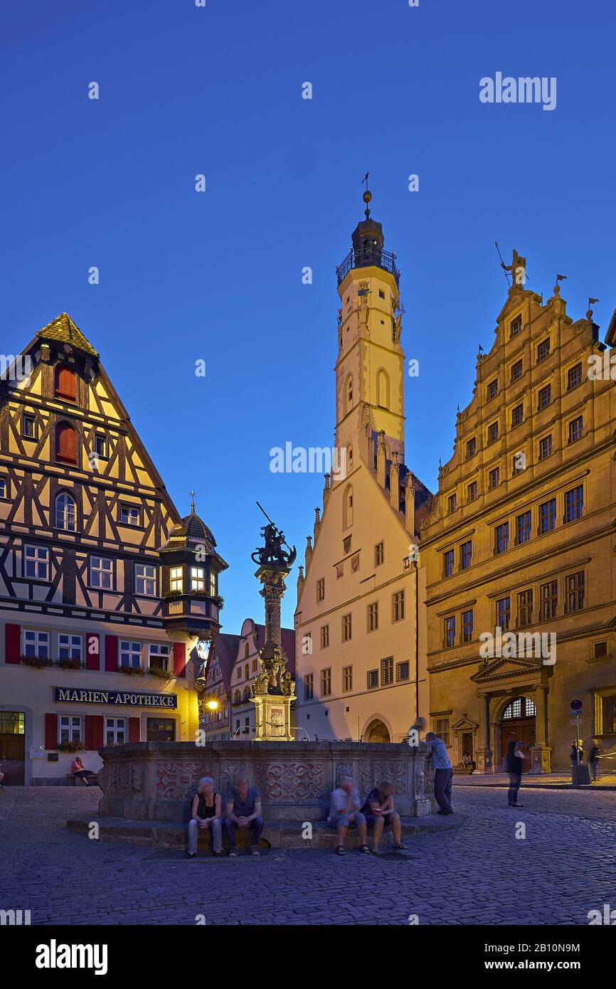 Herterichsbrunnen und Rathaus in Rothenburg ob der Tauber, Mittelfranken, Bayern, Deutschland Stockfoto