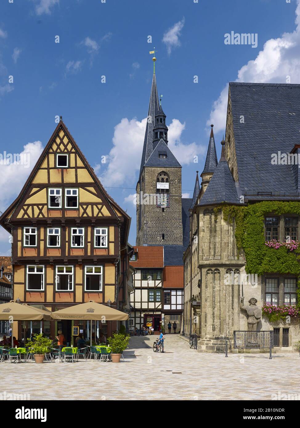 Markt mit Rathaus und Stadtkirche St. Benedikti, Blick in die Hoken, Gastronomie am Markt, Quedlinburg, Sachsen-Anhalt, Deutschland Stockfoto