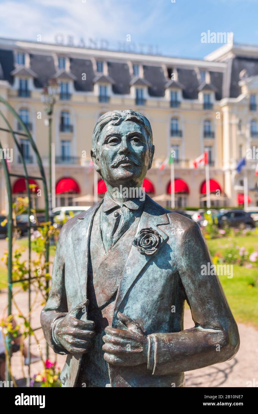 Marcel Proust Statue von Edgar Duvivier, Cabourg, Basse-Normandie, Frankreich. Juli 2019. Schöne Skulptur dieses berühmten französischen Schriftstellers. Grand Hotel Stockfoto