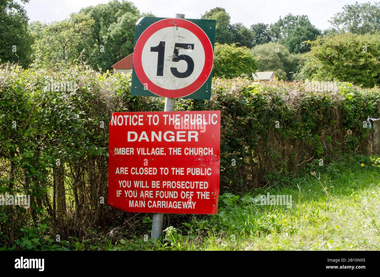 Warnschild in Imber Village, Wiltshire. Das Gebiet liegt inmitten des Truppenübungsplatts Salisbury Plain und der öffentliche Zugang ist eingeschränkt. Stockfoto