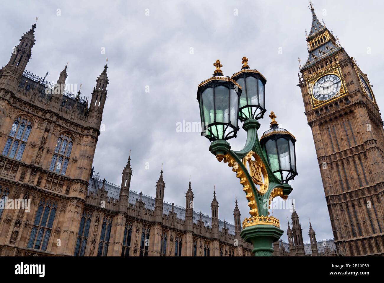 Blick auf die ornamentale Streetlamp auf der Westminster Bridge mit dem Queen Elizabeth Tower (Big Ben) dahinter. Westminster, London, Großbritannien Stockfoto