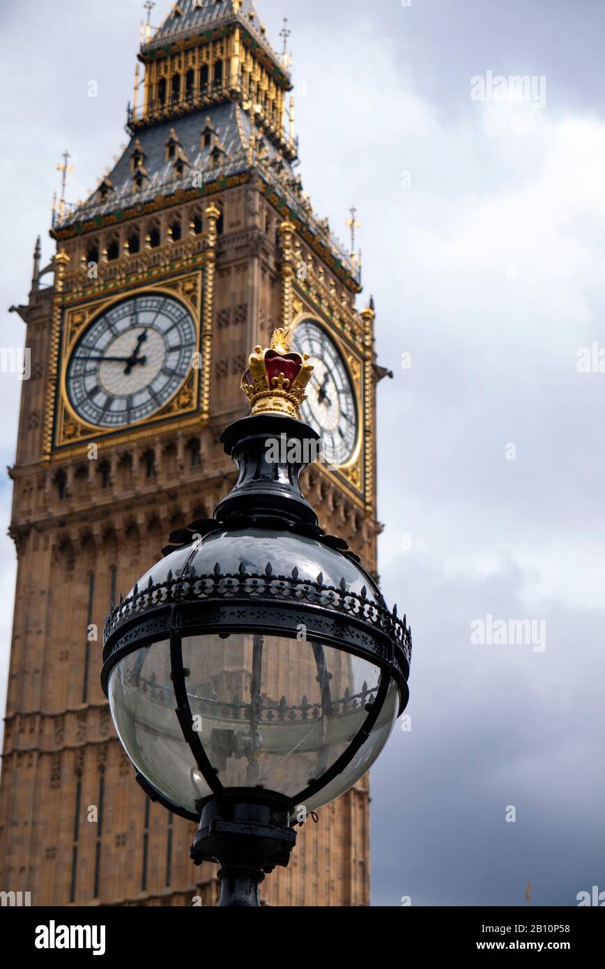 Blick auf die Straßenbahnleuchte im antiken Stil mit dem Queen Elizabeth Tower (Big Ben) dahinter. Westminster, London, Großbritannien Stockfoto