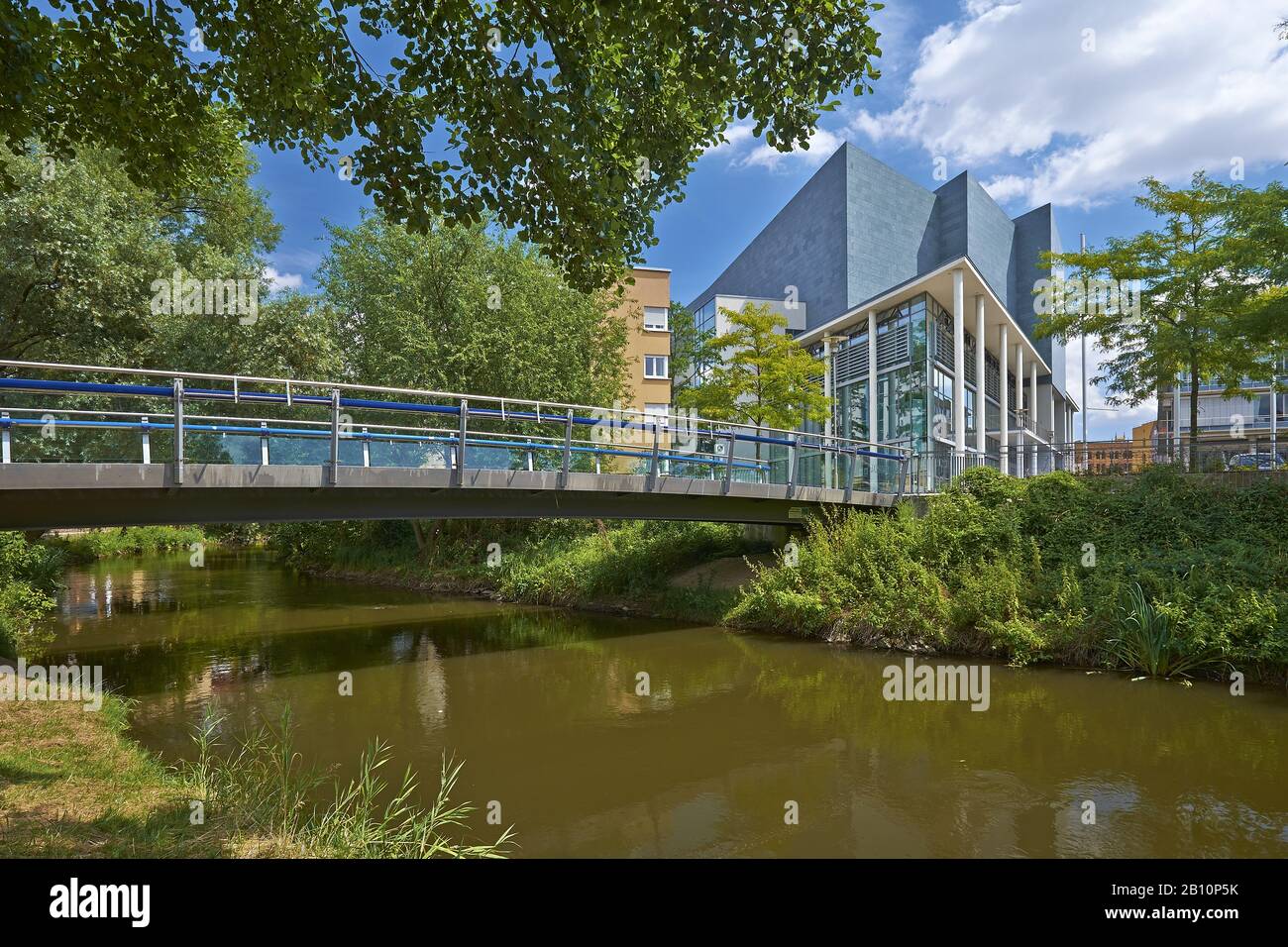 Mühlgraben mit Georg-Friedrich-Händel-Halle in Halle/Saale, Sachsen-Anhalt, Deutschland Stockfoto