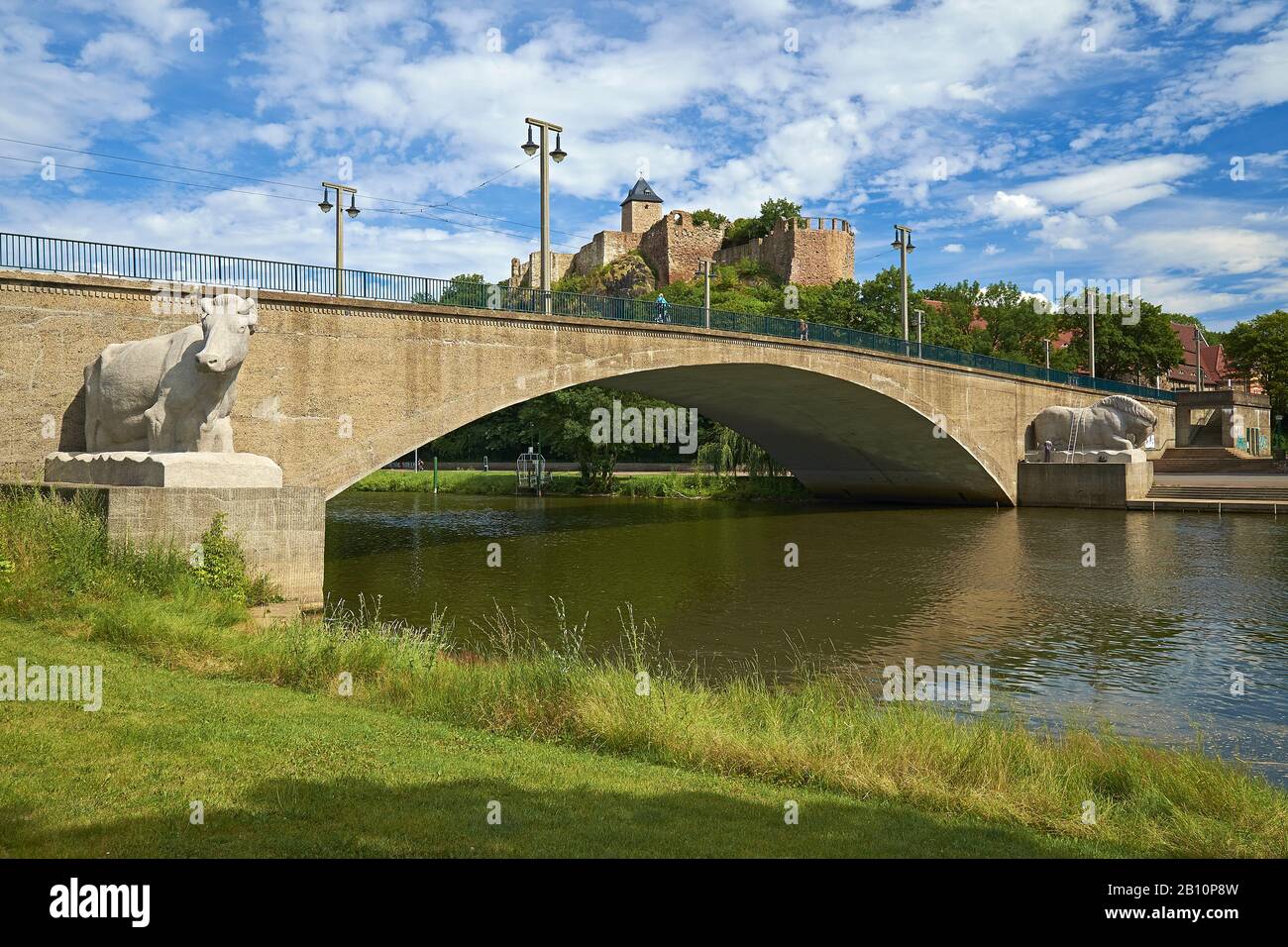 Saaleufer mit Schloss Giebichenstein in Halle/Saale, Sachsen-Anhalt, Deutschland Stockfoto