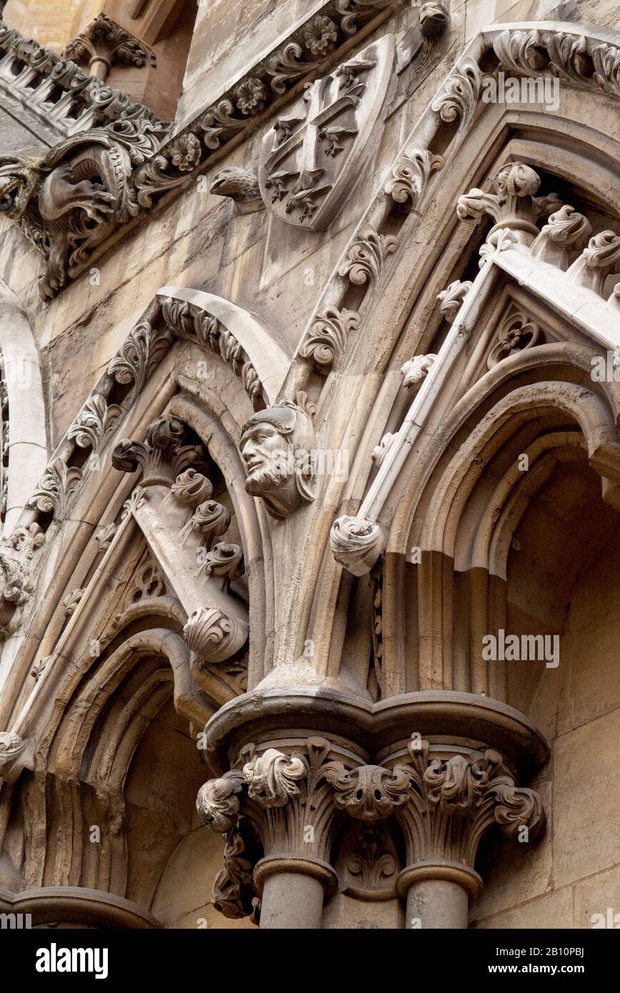 Steinschnitzerei an der Fassade der Westminster Abbey. Westmister, London, Großbritannien Stockfoto Steinschnitzerei an der Fassade der Westminster Abbey. Westmister, London, Großbritannien Stockfoto