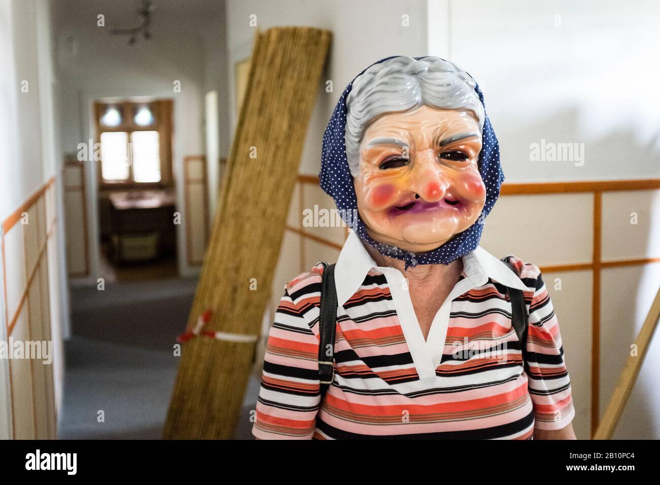 Alte Frau mit Maske Stockfoto