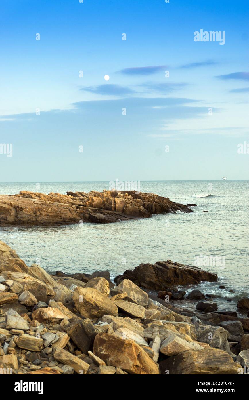 Naturlandschaft des Rizhao Renjiatai Seashore Reef Park in Shandong, China Stockfoto