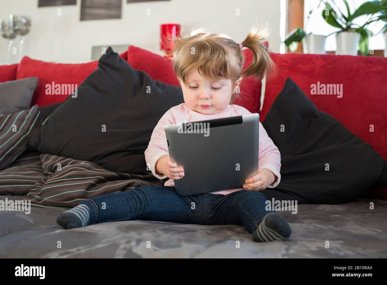 Kleines Mädchen mit Tablet-pc Stockfoto