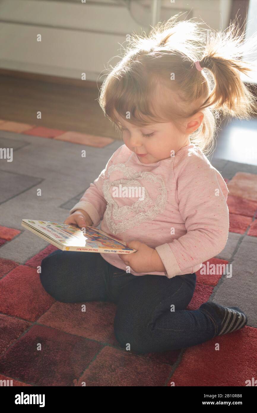 Kleines Mädchen mit Bilderbuch Stockfoto