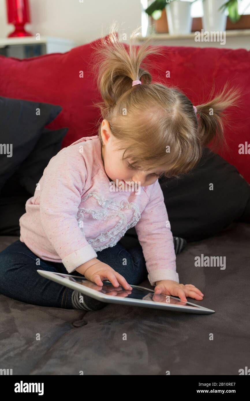 Kleines Mädchen mit Tablet-pc Stockfoto