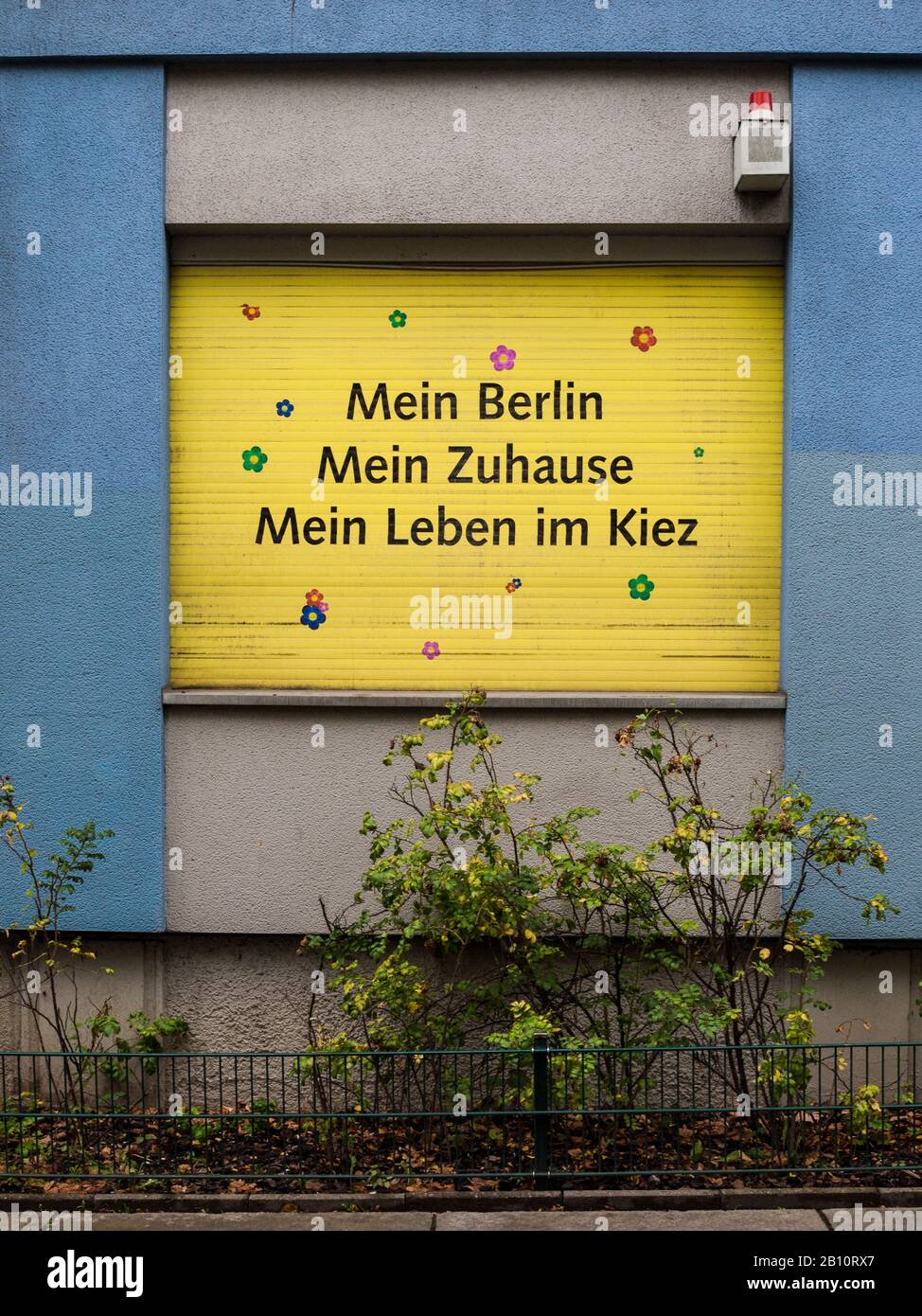 Mein Berlin, mein Zuhause, mein Leben in der Nachbarschaft - Rollladen eines Wohnungsbauvereins, Berlin, Deutschland Stockfoto
